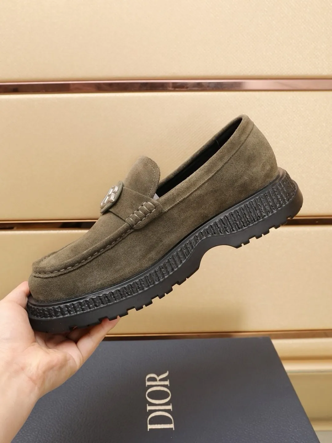 Factory P500💰dior 🆕Men's classic loafers, which combine classic shoe styles with retro California style. Slipper style design, easy to put on and take off. Crafted from top-grain cowhide leather, they feature a rubber lugged sole and the DIO* AND SHAWN signature in brass and enamel. Wear it with casual clothing or a suit. Size: 38-44 (45.46 customized)